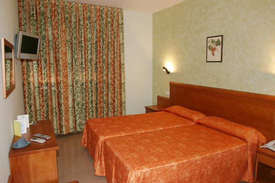Hotel Fonda Neus Sant Sadurní dʼAnoia Екстериор снимка
