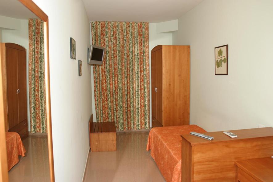 Hotel Fonda Neus Sant Sadurní dʼAnoia Екстериор снимка