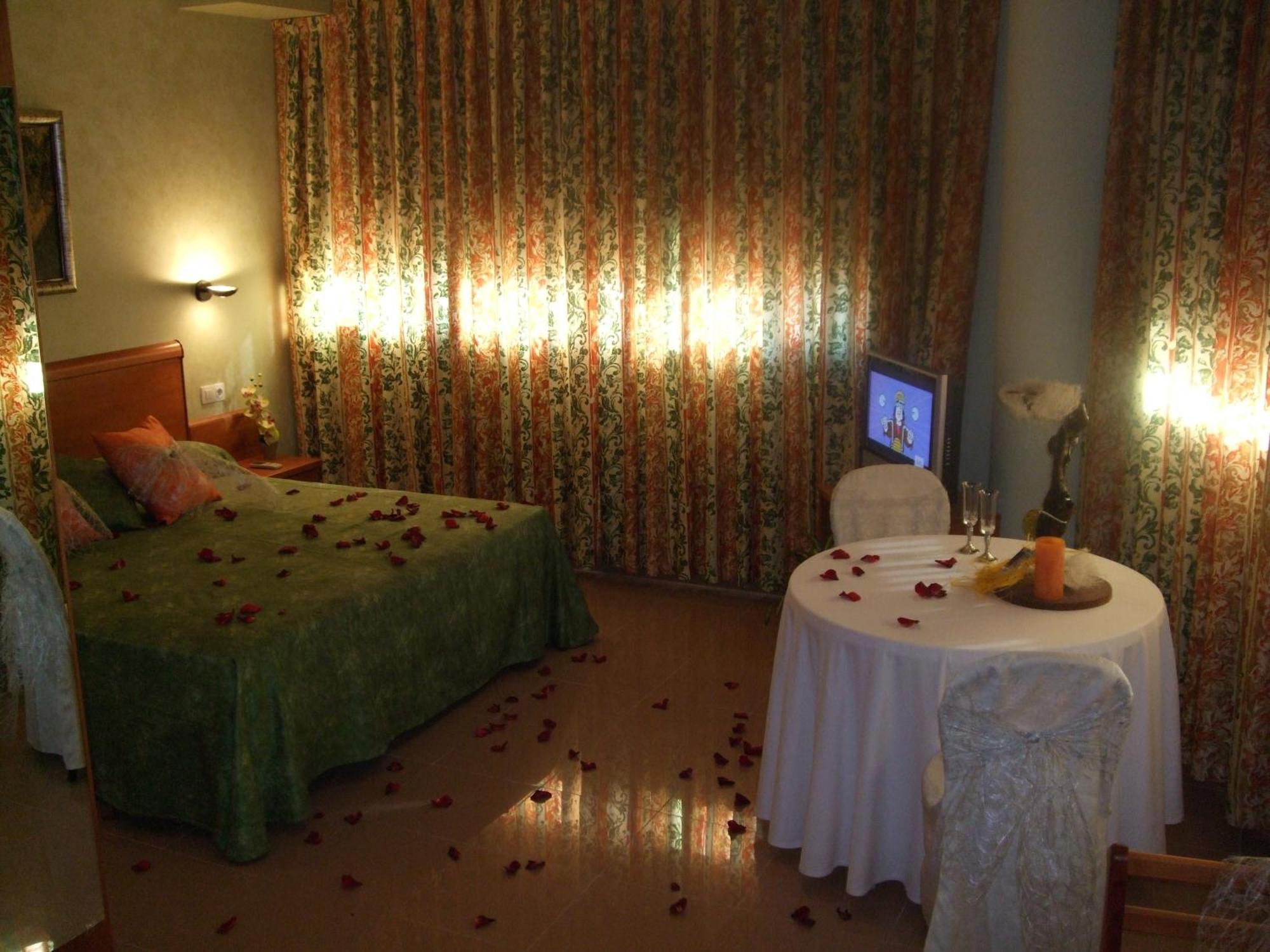 Hotel Fonda Neus Sant Sadurní dʼAnoia Екстериор снимка