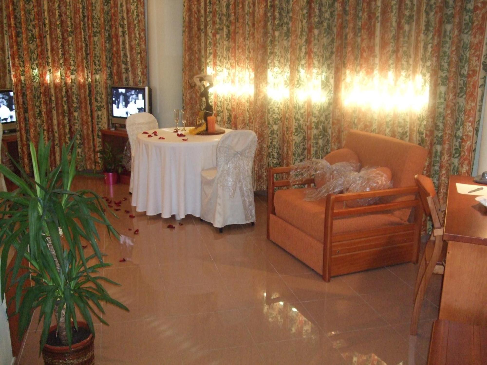 Hotel Fonda Neus Sant Sadurní dʼAnoia Екстериор снимка
