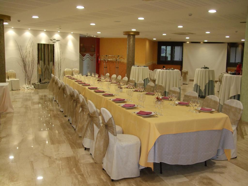 Hotel Fonda Neus Sant Sadurní dʼAnoia Екстериор снимка